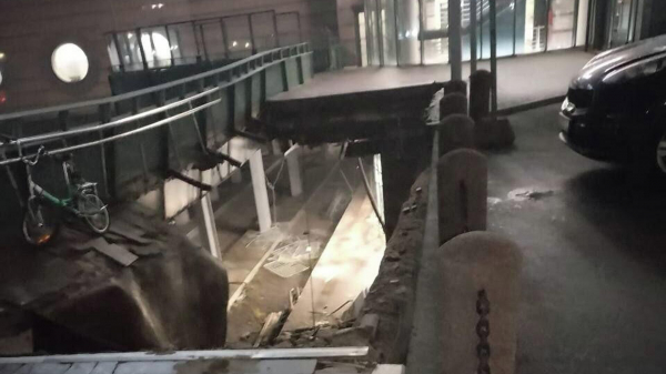 СК возбудил дело после обрушения крыши парковки на Ладожском вокзале в СК возбудил дело после обрушения крыши парковки на Ладожском вокзале в
