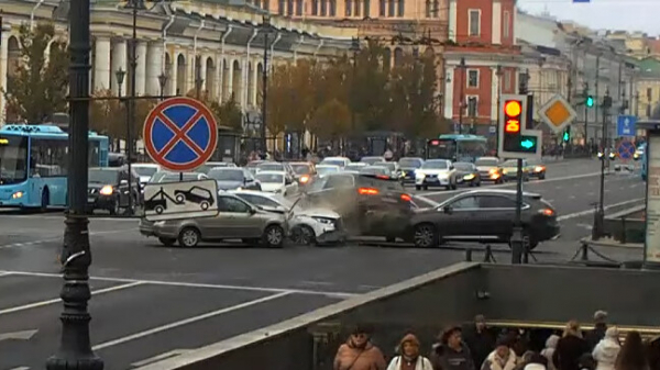 Появились кадры жесткого ДТП с восьмью машинами на Невском проспекте: пострадала женщина в Toyota Camry Появились кадры жесткого ДТП с восьмью машинами на Невском проспекте: пострадала женщина в Toyota Camry