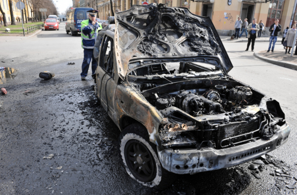 В Выборгском районе Петербурга сгорел автомобиль в автосалоне, есть пострадавший