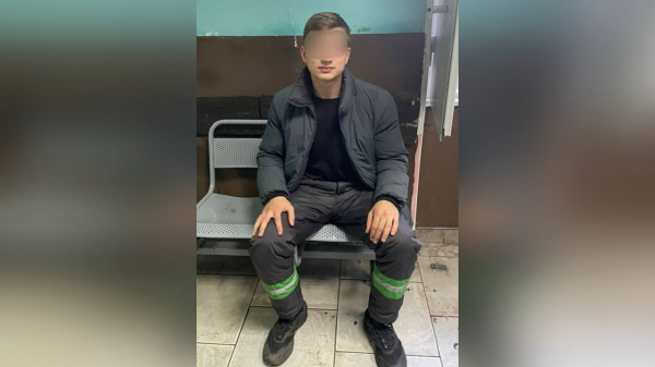 Курьер-лихач скрылся в Эрмитаже от ДПС: внутри его встретили росгвардейцы Курьер-лихач скрылся в Эрмитаже от ДПС: внутри его встретили росгвардейцы