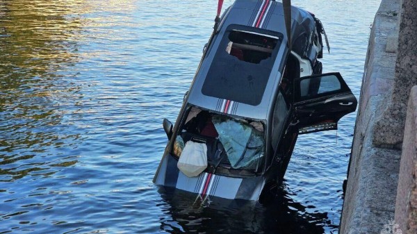 В Петербурге арестовали водителя упавшего в реку Porsche Cayenne