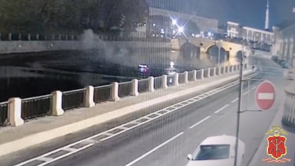 МВД показало видео падения Porsche Cayenne в Фонтанку МВД показало видео падения Porsche Cayenne в Фонтанку