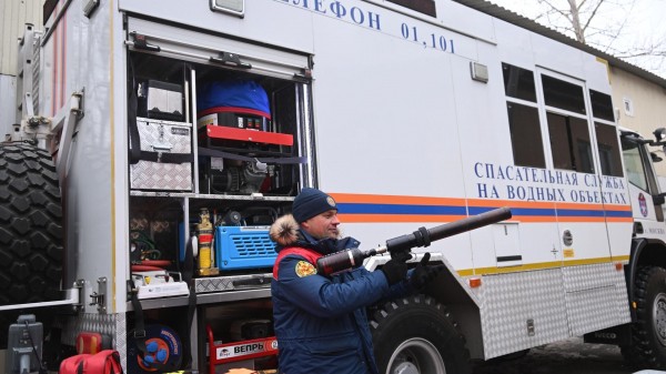 На набережной Фонтанки легковой автомобиль пробил ограждение и упал в воду На набережной Фонтанки легковой автомобиль пробил ограждение и упал в воду