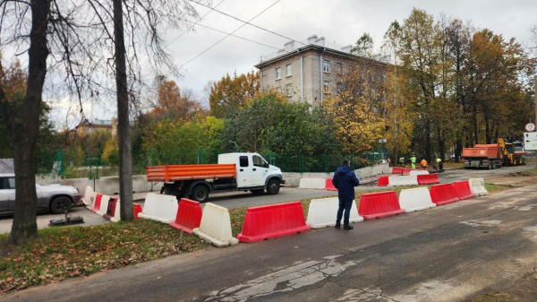 На Харченко петербуржцы столкнулись с посадкой асфальта — специалисты занялись проблемой На Харченко петербуржцы столкнулись с посадкой асфальта — специалисты занялись проблемой