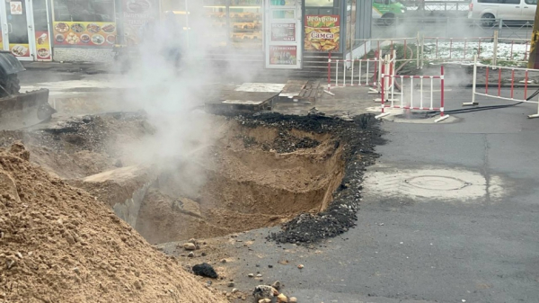 В Невском районе сняли поврежденную трубу и готовят замену на Большевиков В Невском районе сняли поврежденную трубу и готовят замену на Большевиков