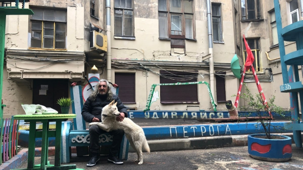 Петербургский художник Нельсон рассказал, кого подозревает в поджоге своего подвала 
