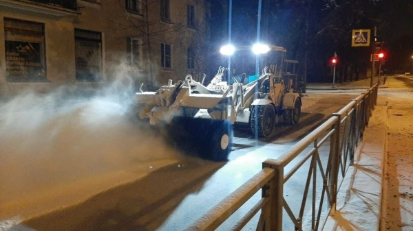 Ночной снежный залп вывел на улицы Петербурга свыше тысячи дворников Ночной снежный залп вывел на улицы Петербурга свыше тысячи дворников