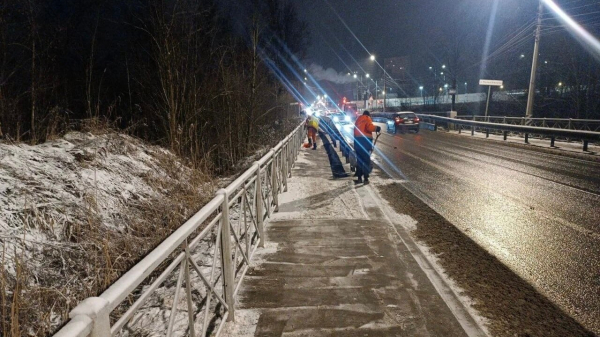 Ночной снежный залп вывел на улицы Петербурга свыше тысячи дворников Ночной снежный залп вывел на улицы Петербурга свыше тысячи дворников
