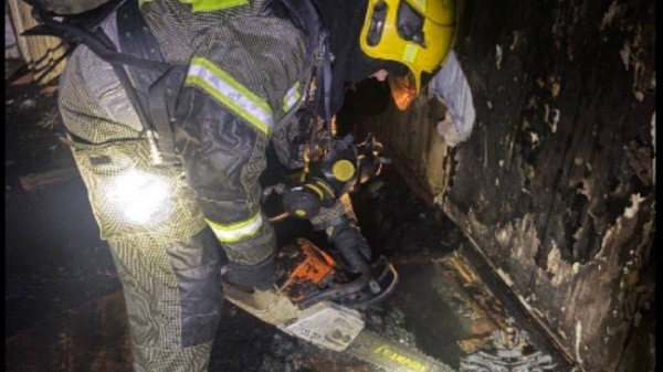 В двух районах Петербурга из горящих квартир спасали людей В двух районах Петербурга из горящих квартир спасали людей