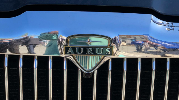 Мини-грузовик «чмокнул» дорогущий Aurus сзади в Петербурге Мини-грузовик «чмокнул» дорогущий Aurus сзади в Петербурге