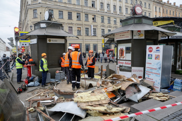 В Петербурге начали принудительно демонтировать нелегальные объекты на Дальневосточном