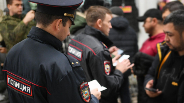 В Петербурге провели миграционный рейд в распределительном центре "Перекрестка"