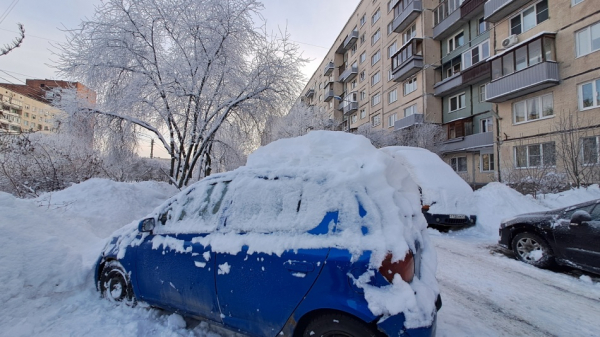 Петербуржцы завалили портал жалобами на снежные завалы и лед во дворах Петербуржцы завалили портал жалобами на снежные завалы и лед во дворах