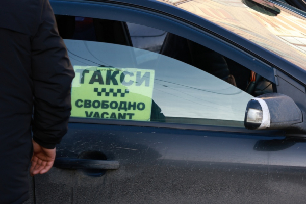 В Петербурге пассажиры напали на таксиста и забрали у него деньги