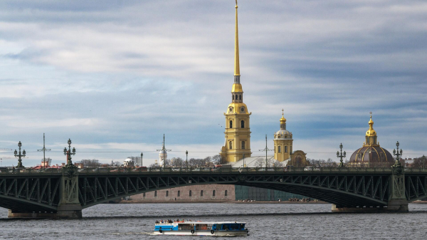 РИА Новости: салют прогремел в Петербурге в честь освобождения Ленинграда