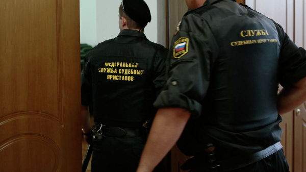 Задолжавший алименты петербуржец прятался от приставов в ящике дивана 