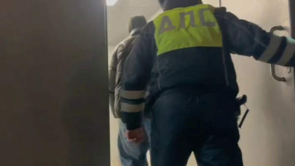 На парковке ТЦ в Купчино поймали дрифтера-подростка На парковке ТЦ в Купчино поймали дрифтера-подростка