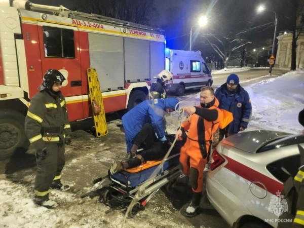 Молодого петербуржца спасли после удара об лед в результате падения с моста Молодого петербуржца спасли после удара об лед в результате падения с моста