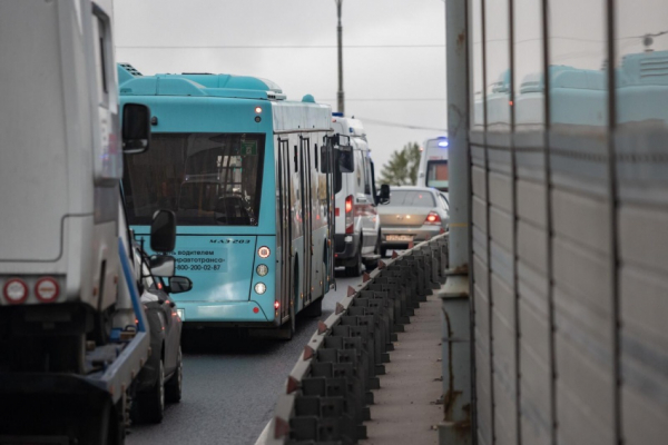 Две аварии с фурами и пожар парализовали движение на КАД Петербурга Две аварии с фурами и пожар парализовали движение на КАД Петербурга