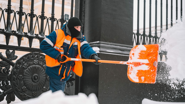 В Петербурге коммунальщики продолжают борьбу с непогодой В Петербурге коммунальщики продолжают борьбу с непогодой