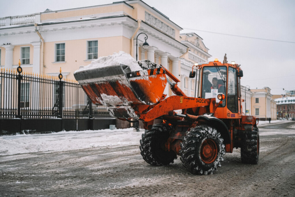В Петербурге коммунальщики продолжают борьбу с непогодой В Петербурге коммунальщики продолжают борьбу с непогодой