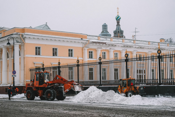 В Петербурге коммунальщики продолжают борьбу с непогодой В Петербурге коммунальщики продолжают борьбу с непогодой