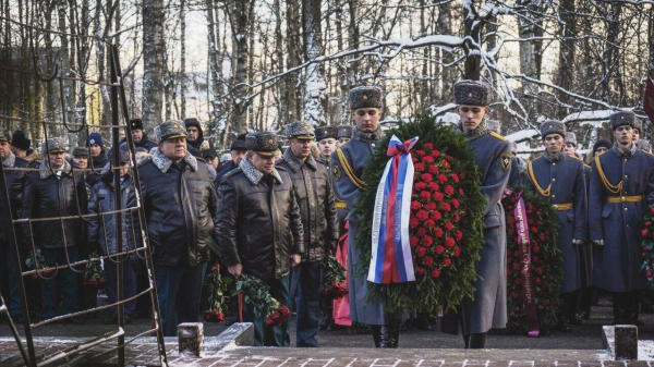 В Петербурге почтили память спасателей, погибших при пожаре в отеле "Ленинград"
