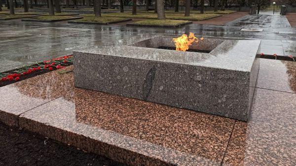 Пьяный нечестивец осквернил Вечный огонь на Марсовом поле в День Победы Пьяный нечестивец осквернил Вечный огонь на Марсовом поле в День Победы