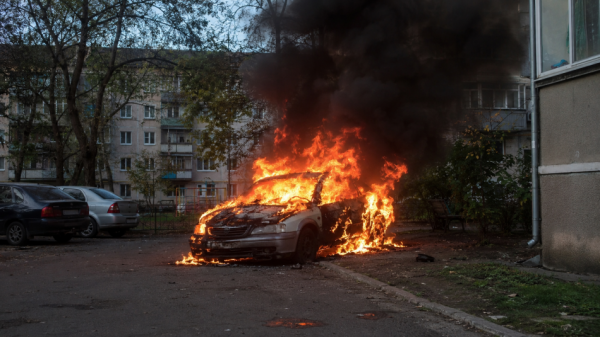 В Кировском районе Петербурга пожар уничтожил иномарку и повредил две машины