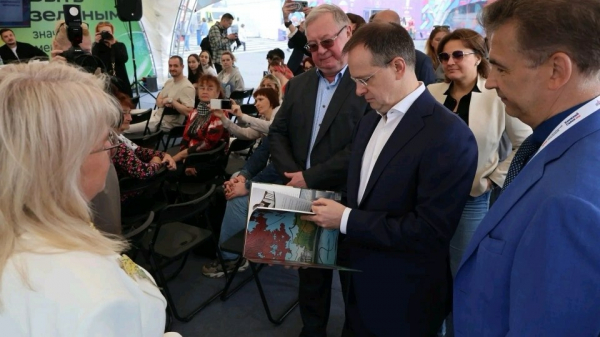 Сбер представил петербуржцам книгу «Древо жизни Петербурга. Люди, изменившие город» Сбер представил петербуржцам книгу «Древо жизни Петербурга. Люди, изменившие город»