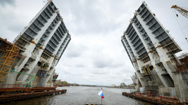&laquo;Гудок Победы&raquo; с Большого Смоленского моста пронесся над Петербургом