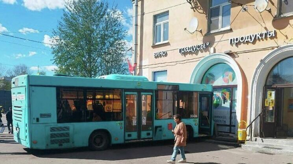 В Петербурге водитель автобуса не справился с управлением и въехал в стену дома