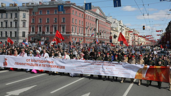 В Петербурге проходит шествие "Бессмертного полка" в День Победы