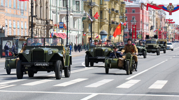 В Петербурге по Невскому проспекту прошла колонна ретроавтомобилей В Петербурге по Невскому проспекту прошла колонна ретроавтомобилей